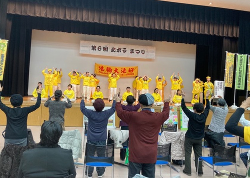 Image for article Осака, Япония. Люди изучают упражнения Фалуньгун во время местного общественного мероприятия