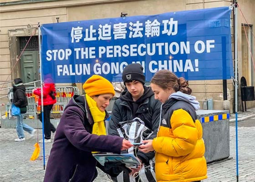 Image for article Швеция. Практикующие Фалунь Дафа проводят мероприятие накануне китайского Нового года, чтобы разоблачить продолжающееся преследование в Китае