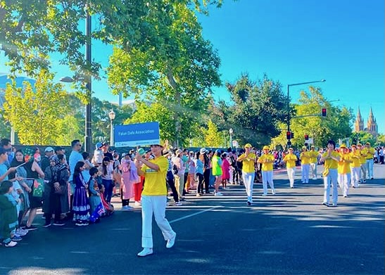 Image for article Аделаида, Австралия. Практикующие показали красоту Фалунь Дафа на параде в честь Дня независимости Австралии