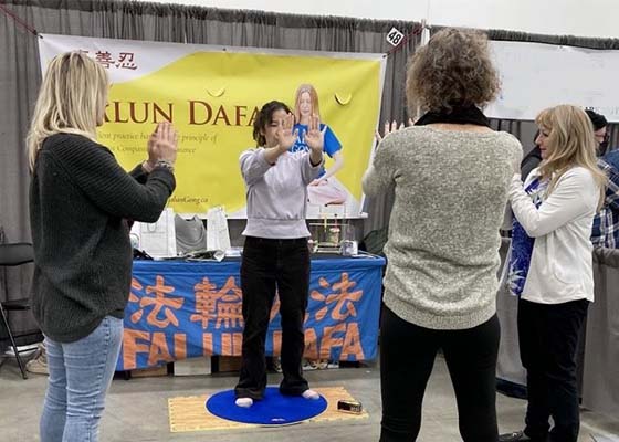 Image for article Виннипег, Канада. Презентация Фалунь Дафа на выставке «Здоровый образ жизни»