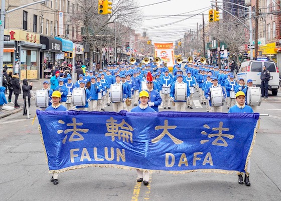 Image for article Нью-Йорк. Жители китайского квартала приветствуют грандиозный парад Фалунь Дафа