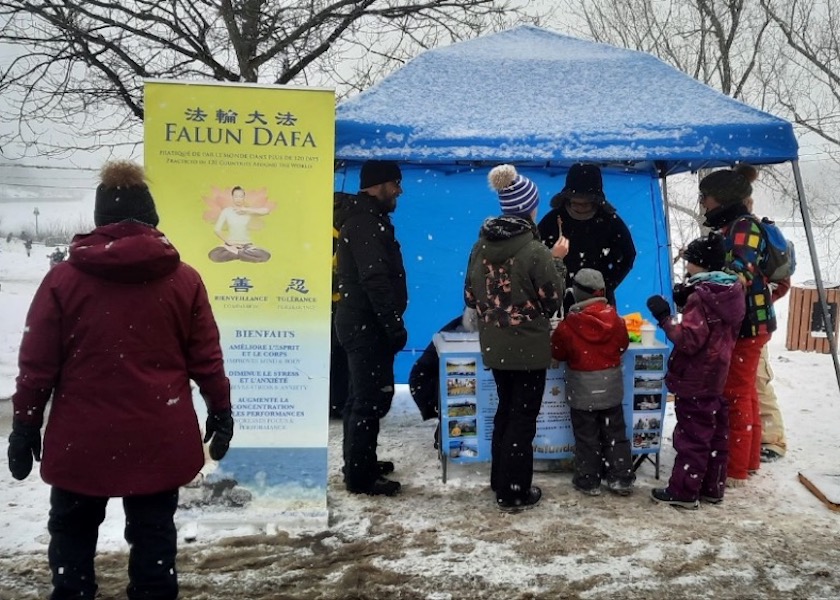 Image for article Шербрук, Канада. Практику Фалунь Дафа представили на зимнем фестивале