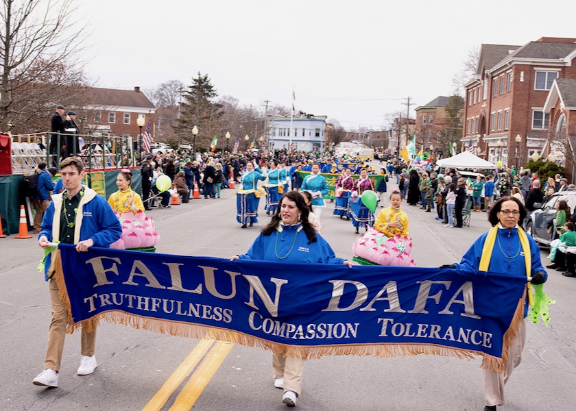 Image for article Округ Ориндж, штат Нью-Йорк. Колонна практикующих Фалунь Дафа получила высокую оценку на парадах, посвящённых Дню святого Патрика