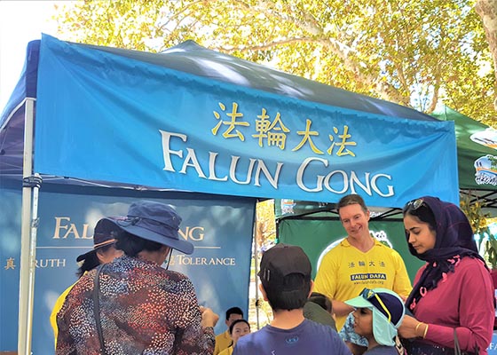 Image for article Перт, Австралия. Практикующих Фалунь Дафа тепло встретили во время фестиваля в Гайд-парке