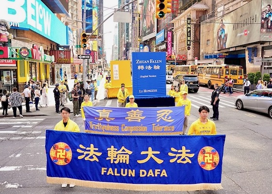 Image for article Жители материкового Китая: «Парад практикующих Фалунь Дафа несёт надежду»