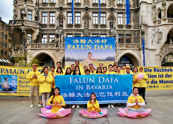 Image for article Германия. Молодые люди в Мюнхене изучают упражнения во время празднования Всемирного Дня Фалунь Дафа (видео)