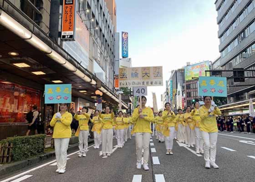 Image for article Канадзава, Япония. Практикующие Фалуньгун приняли участие в параде и мероприятиях во время местного фестиваля