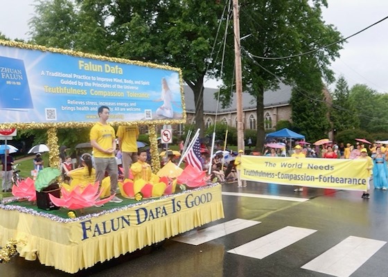 Image for article Вирджиния, США. Практикующих Фалунь Дафа приветствовали в городе Фоллс-Черче во время парада, посвящённого Дню памяти