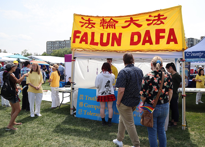 Image for article Канада. Практикующие в городе Гуэлфе знакомят с Фалунь Дафа гостей фестиваля, посвящённого разным культурам