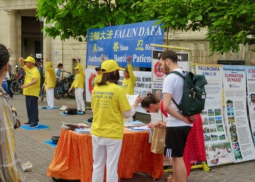 Image for article Париж, Франция. Практикующие Фалуньгун провели мероприятие, чтобы привлечь внимание людей к преследованию последователей этой практики совершенствования в Китае