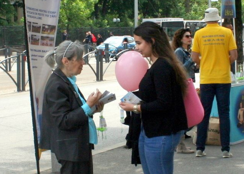 Image for article Бухарест, Румыния. Фалунь Дафа дарит людям надежду на повышение нравственности