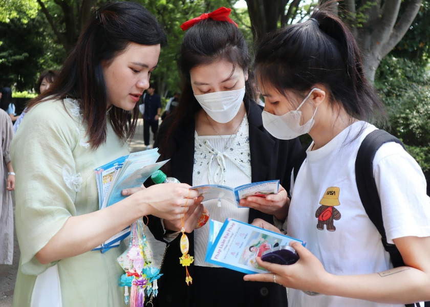 Image for article Япония. Жители Токио знакомятся с Фалунь Дафа на Вьетнамском фестивале в парке Йойоги