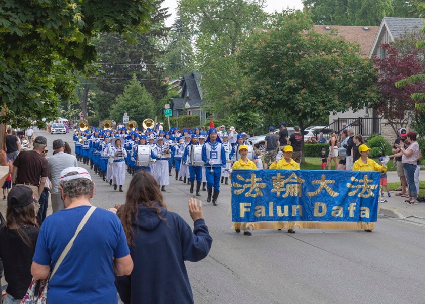 Image for article Канада. Группа Фалунь Дафа завоёвывает сердца зрителей на фестивальных парадах в Торонто