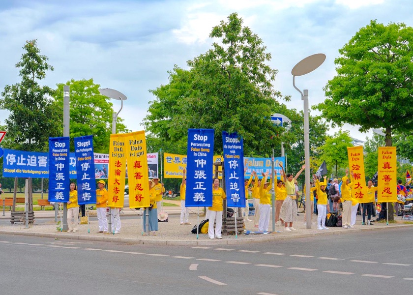 Image for article Германия. Практикующие разоблачают преследование Фалунь Дафа во время визита премьера Госсовета КНР