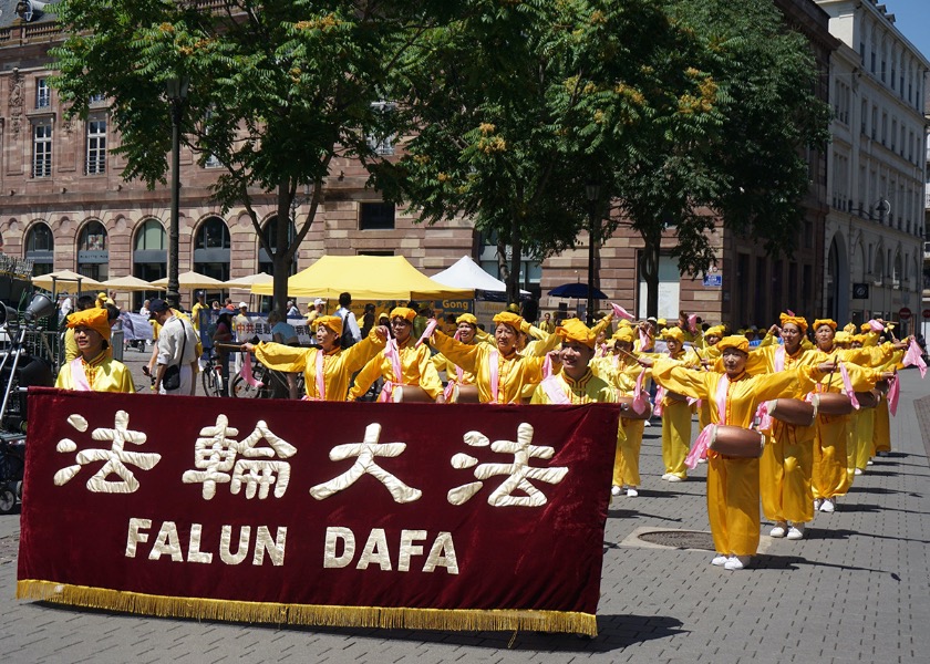 Image for article Страсбург, Франция. В Международный день ООН в поддержку жертв пыток практикующие Фалунь Дафа напоминают о жестоком преследовании в Китае
