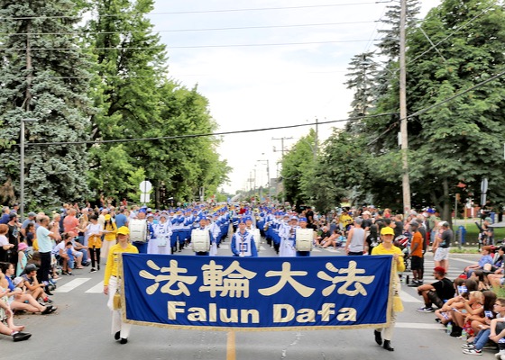 Image for article Канада. Жители города Салаберри-де-Валлифилд интересуются Фалунь Дафа во время национального праздничного парада