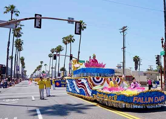 Image for article Южная Калифорния. Практикующие Фалунь Дафа встретили восторженный приём на параде в честь Дня независимости в городе Ошенсайд