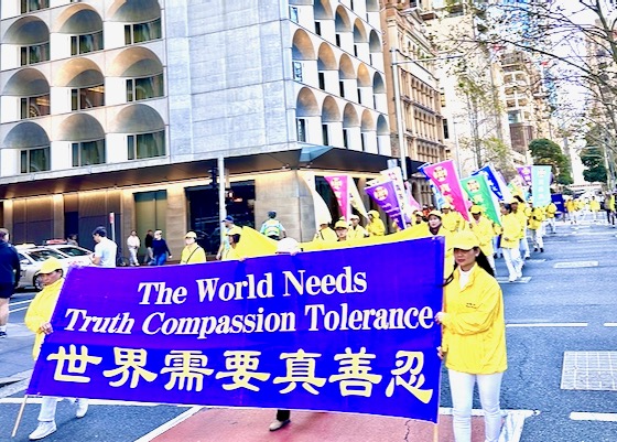 Image for article Сидней, Австралия. Общественность поддерживает митинг и марш практикующих Фалунь Дафа, выступающих против 24-летнего преследования в Китае
