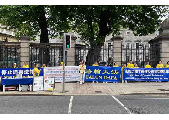 Image for article Дублин, Ирландия. Избранные официальные лица выражают поддержку практикующим Фалуньгун на митинге в ознаменование 24-й годовщины мирного противостояния преследованию