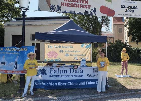 Image for article Германия. Практикующие Фалунь Дафа получили тёплый приём во время двух фестивалей