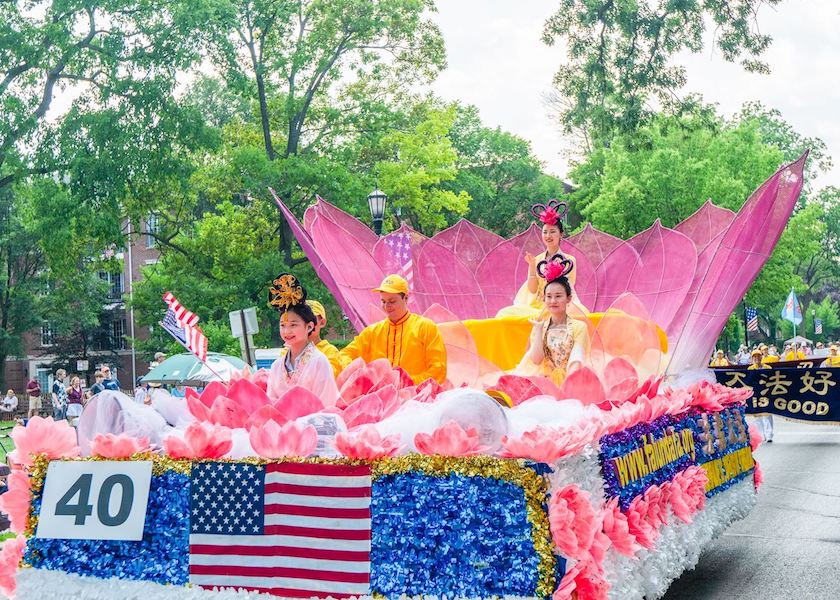 Image for article Иллинойс, США. Группа Фалунь Дафа приняла участие в 100-м ежегодном параде в честь Дня независимости в городе Эванстоне