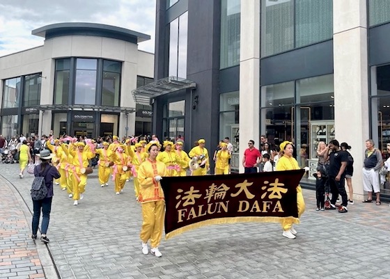 Image for article Великобритания. Практикующие Фалунь Дафа получили высокую оценку на карнавальном параде в Челмсфорде
