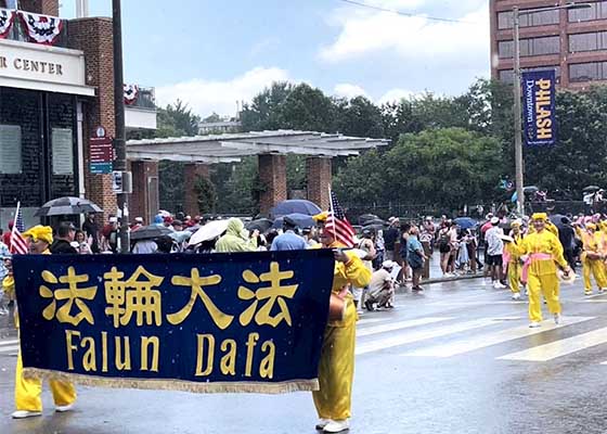 Image for article Штат Пенсильвания, США. Колонну практикующих Фалунь Дафа тепло приветствовали на параде в Филадельфии, посвящённом Дню независимости США