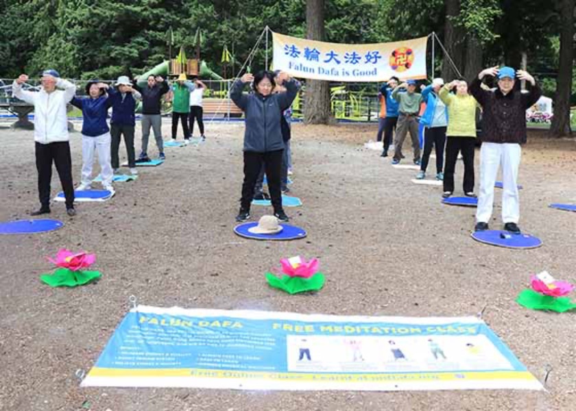 Image for article Сиэтл, США. Практика самосовершенствования Фалунь Дафа заинтересовала посетителей местного парка