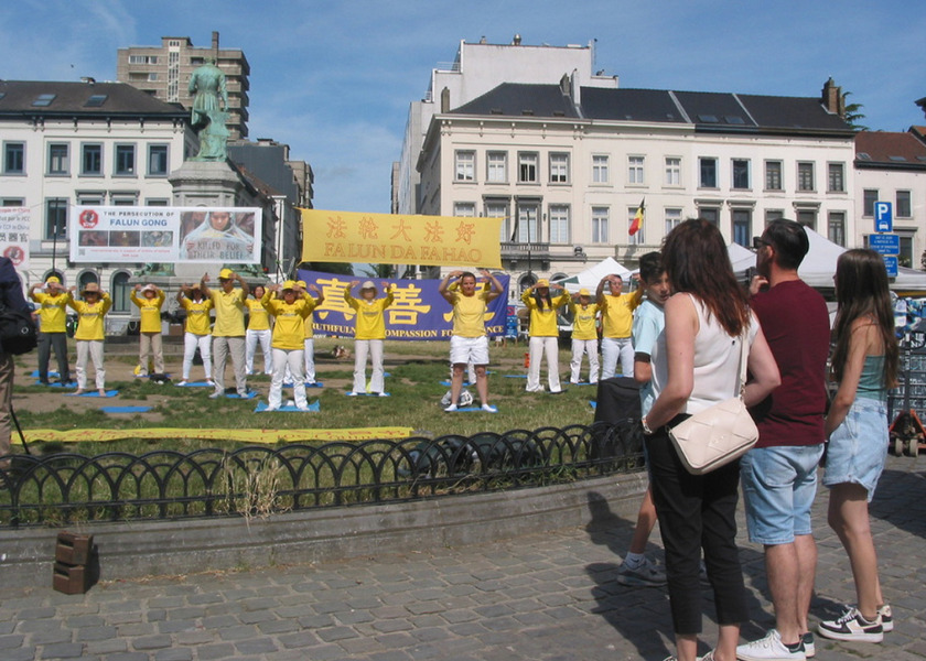 Image for article Бельгия. Митинг перед зданием Европарламента призывает членов этой организации помочь положить конец преследованию Фалунь Дафа