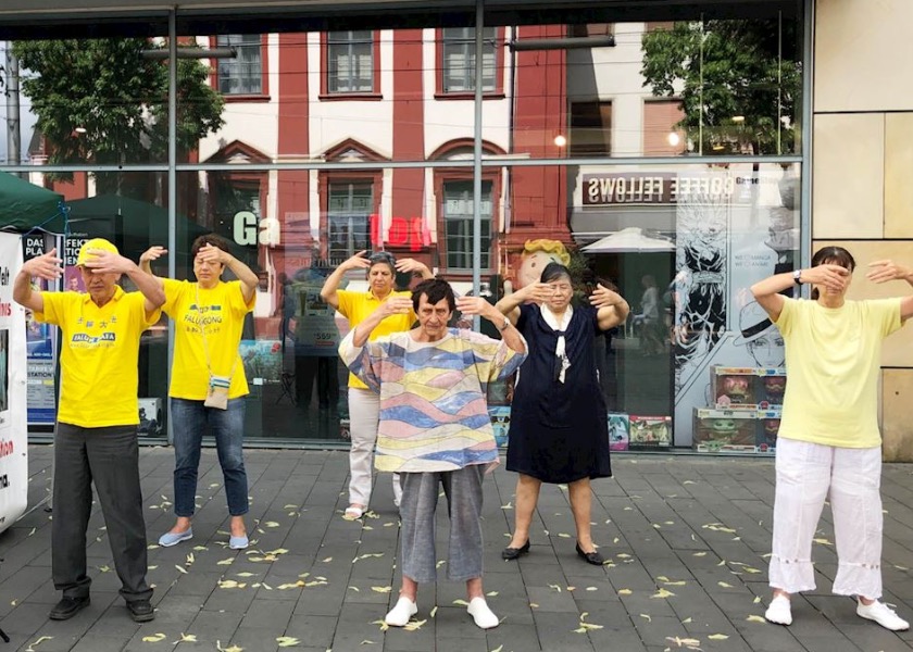 Image for article Мангейм, Германия. Люди поддерживают практикующих Фалунь Дафа, которые прилагают усилия, чтобы прекратить преследование в Китае