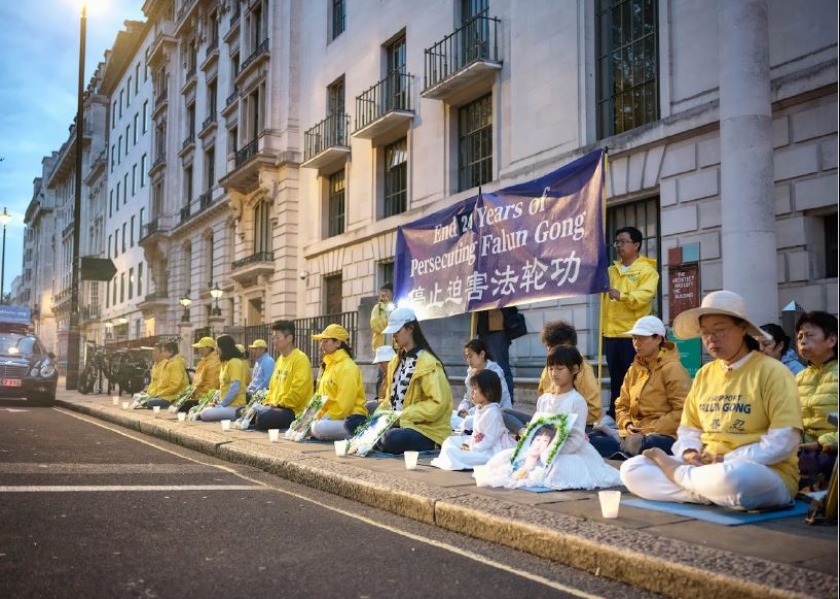 Image for article Лондон, Великобритания. Практикующие Фалунь Дафа передали подписи под петицией в официальную резиденцию премьер-министра и провели вечер памяти с зажжёнными свечами