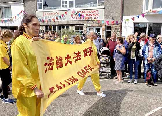 Image for article Великобритания. Практикующие приняли участие в фестивале искусств, чтобы показать людям красоту Фалунь Дафа