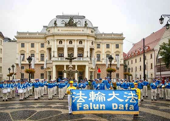 Image for article Парад и митинг в Словакии призывает положить конец 24-летнему преследованию Фалунь Дафа. Правительственные чиновники выражают поддержку