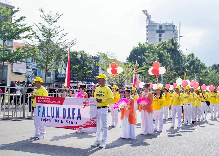 Image for article Батам, Индонезия. Практикующие Фалунь Дафа приняли участие в праздновании Дня независимости