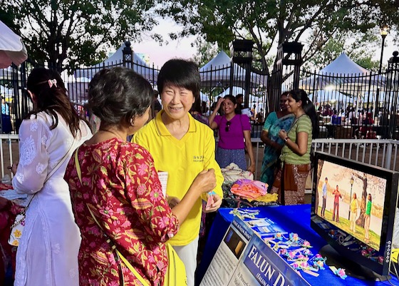 Image for article Техас, США. Люди знакомились с Фалунь Дафа во время празднования Дня независимости Индии