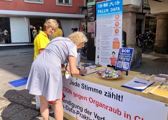 Image for article Австрия. Жители двух городов тепло приняли практикующих Фалунь Дафа