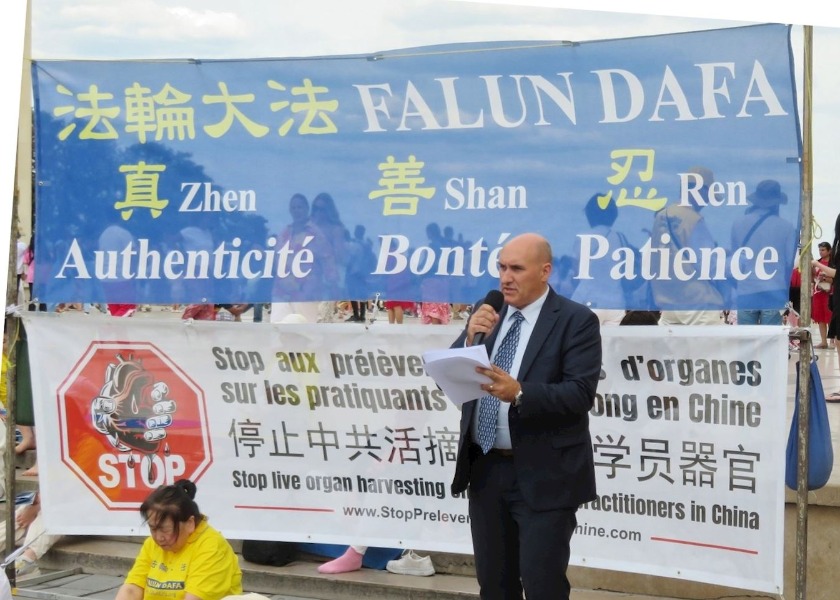 Image for article Париж, Франция. Митинг практикующих, посвящённый 24-й годовщине мирного сопротивления преследованию Фалуньгун в Китае, получил поддержку общественности