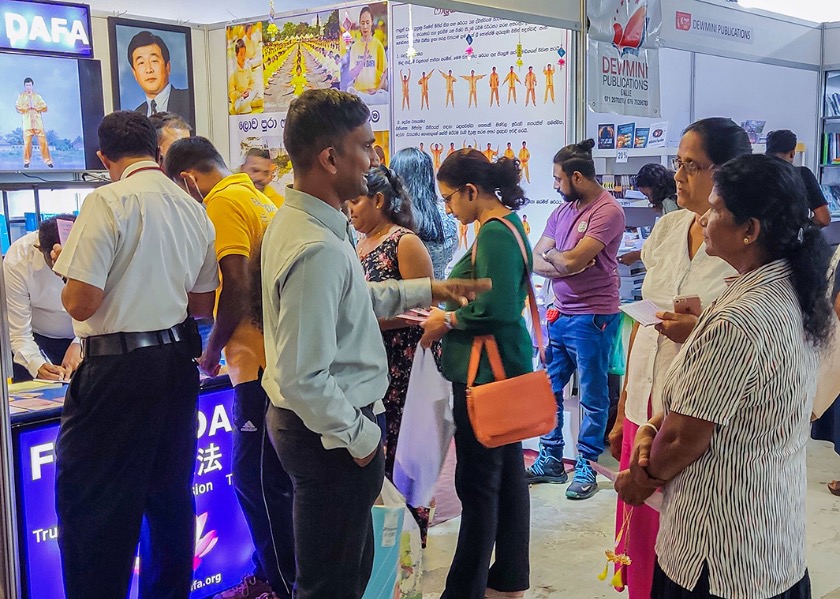 Image for article Шри-Ланка. Гости книжной ярмарки в Канди знакомятся с практикой Фалунь Дафа