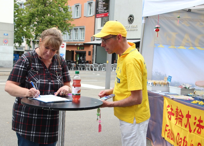 Image for article Швейцария. Общественность поддерживает усилия практикующих Фалунь Дафа, направленные на прекращение преследования в Китае