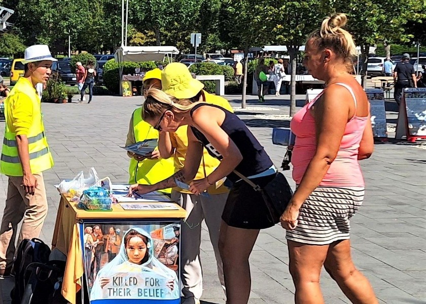 Image for article Венгрия. Местные жители и туристы тепло принимают Фалунь Дафа во время информационного мероприятия в Балатонфюреде