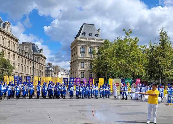 Image for article Жители Парижа приветствуют парад практикующих Фалунь Дафа