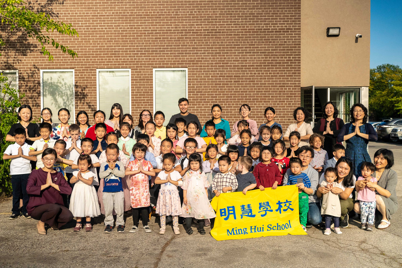 Image for article Юные практикующие из школы «Минхуэй» в Торонто желают Учителю Ли счастливого праздника Середины осени