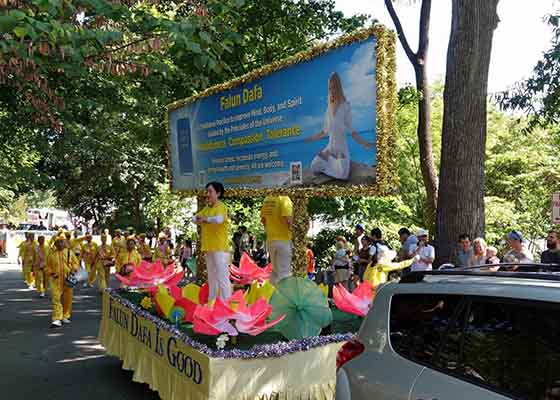 Image for article Штат Мэриленд, США. Зрители парада в честь Дня труда тепло приветствуют практикующих Фалунь Дафа