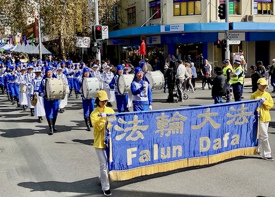 Image for article Сидней, Австралия. Практику Фалуньгун представили во время проведения уличной ярмарки Уиллоуби