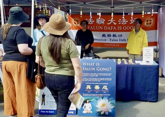 Image for article Австралия. Местные жители выражают поддержку Фалунь Дафа во время весеннего фестиваля в Спрингвуде