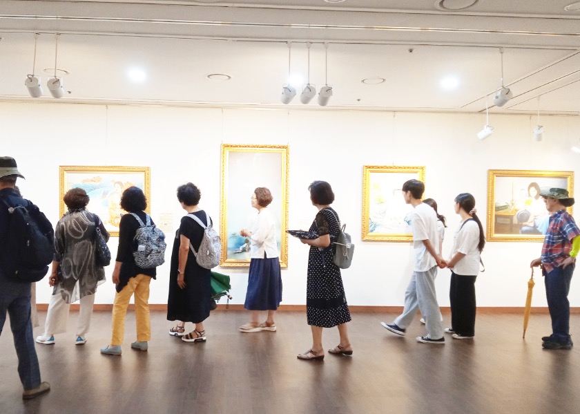 Image for article Южная Корея. Художественная выставка знакомит жителей Пусана с красотой Фалунь Дафа