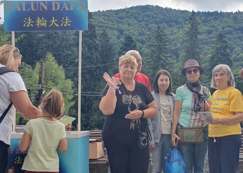 Image for article Румыния. Фалунь Дафа представили на горнолыжном курорте Синая