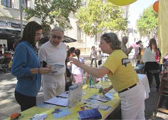 Image for article Франция. Жители маленького городка знакомятся с Фалунь Дафа на ярмарке здоровья и окружающей среды
