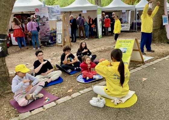 Image for article Франция. Презентация Фалунь Дафа на местном фестивале