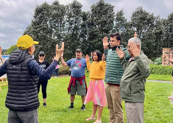 Image for article Новая Зеландия, Окленд. Люди узнают о Фалунь Дафа во время празднования прихода весны